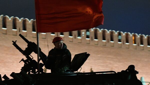 Комадир экипажа бронеавтомобиля Тигр-М на репетиции парада Победы на Красной площади