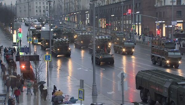 LIVE: Военная техника в центре Москвы перед ночной репетицией парада Победы