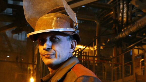 Металлург в цехе Енакиевского металлургического завода в Донецкой области