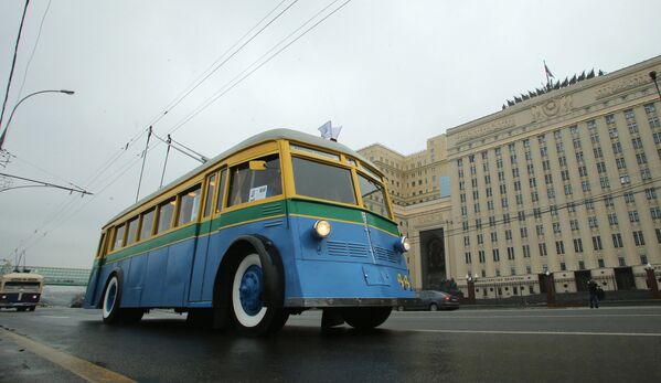 Троллейбус ЯТБ-1 в колонне ретротранспорта во время праздника московского троллейбуса