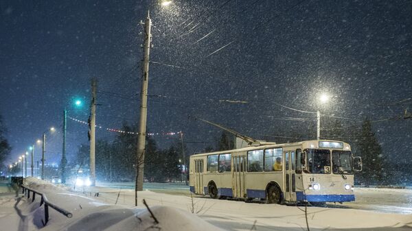 Троллейбус едет по улице Богдана Хмельницкого в Омске