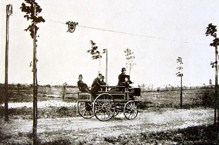 Первый в мире троллейбус фирмы Siemens в Берлине. Германия, 1882 год Первый в мире троллейбус фирмы Siemens в Берлине. Германия, 1882 год
