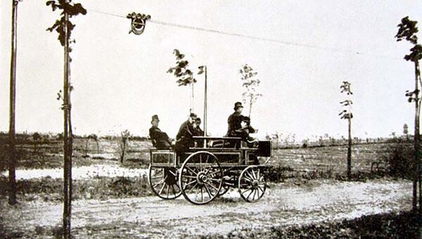 Первый в мире троллейбус фирмы Siemens в Берлине. Германия, 1882 год