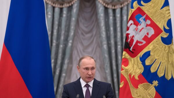 Президент России Владимир Путин на церемонии вручения медалей Герой Труда