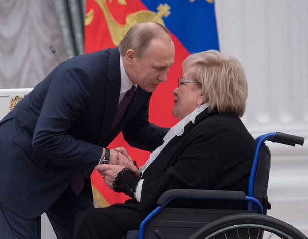 Президент РФ Владимир Путин и худрук театра Современник Галина Волчек на церемонии вручения медалей Герой Труда Российской Федерации. 28 апреля 2017 Президент РФ Владимир Путин и худрук театра Современник Галина Волчек на церемонии вручения медалей Герой Труда Российской Федерации. 28 апреля 2017
