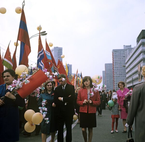 Праздничная колонна участников первомайской демонстрации. 1969 год Праздничная колонна участников первомайской демонстрации. 1969 год
