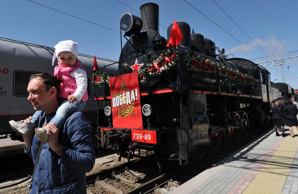 Жители Ростова-на-Дону встречают ретро-поезд Победа