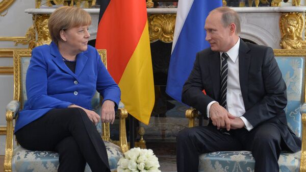 Президент России Владимир Путин и канцлер Федеративной Республики Германия Ангела Меркель во время встречи. Архивное фото
