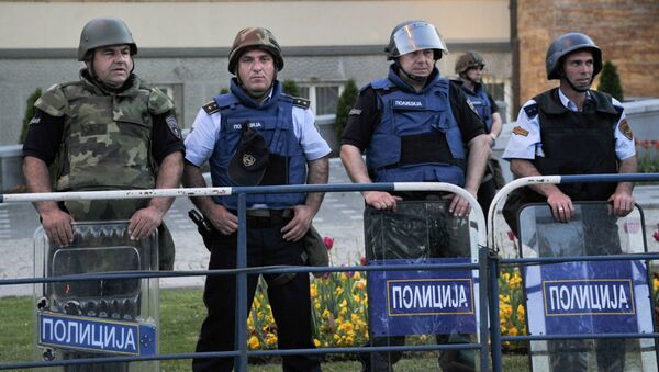 Полицейские охраняют здание парламента Македонии в Скопье. Архивное фото