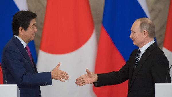 Встреча президента РФ В. Путина с премьер-министром Японии Синдзо Абэ. Архивное фото