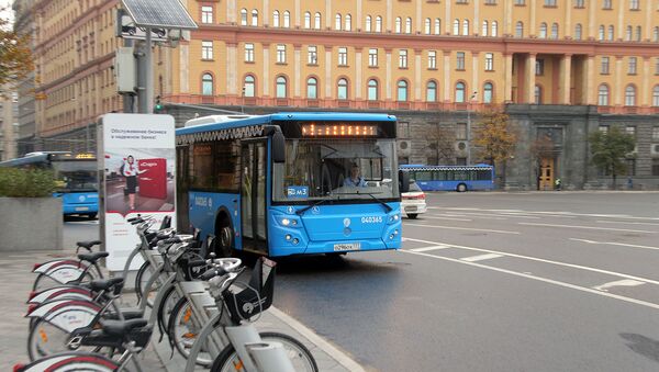 Автобус на одной из улиц в центре Москвы. Архивное фото