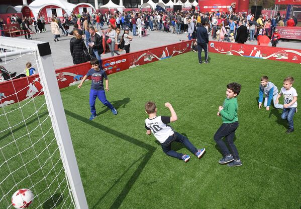 Дети играют в футбол на церемонии открытия Парка Кубка Конфедераций 2017 на территории парка искусств Музеон