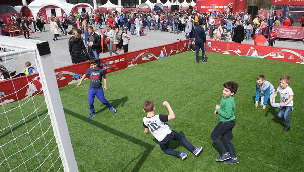 Дети играют в футбол на церемонии открытия Парка Кубка Конфедераций 2017 на территории парка искусств Музеон