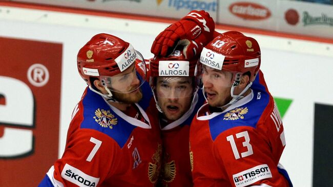 Российские хоккеисты радуются забитому голу в матче с чехами в заключительном матче чешского этапа Евротура