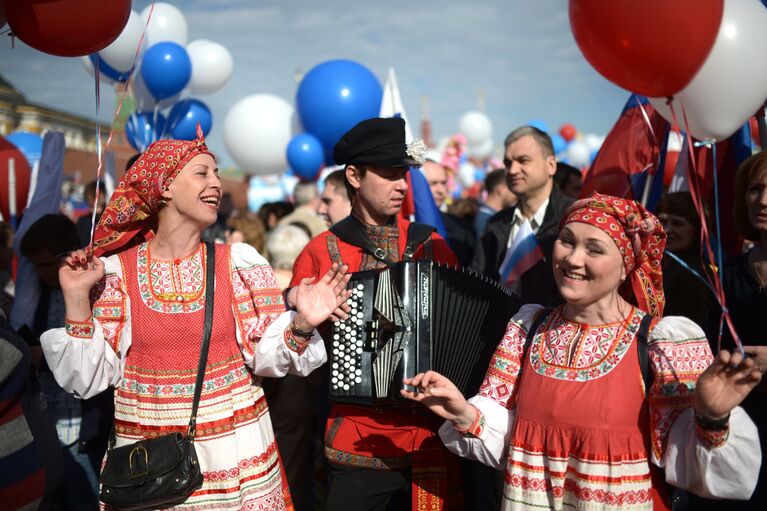 Участники первомайской демонстрации на Красной площади в Москве