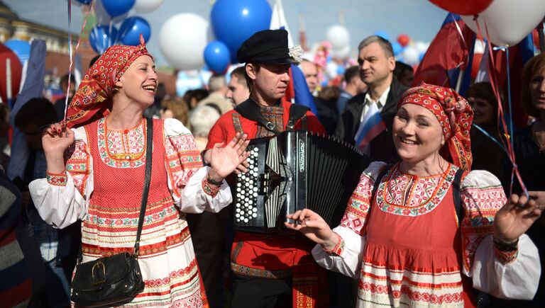 Участники первомайской демонстрации на Красной площади в Москве