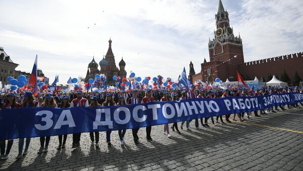 Участники первомайской демонстрации на Красной площади в Москве
