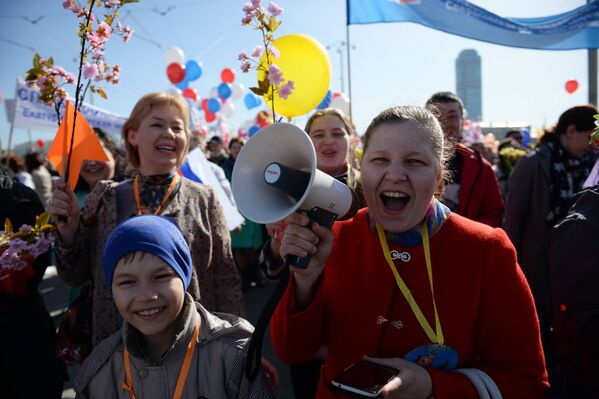 Участники первомайской демонстрации в Екатеринбурге