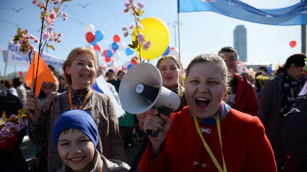 Участники первомайской демонстрации в Екатеринбурге