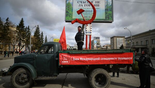 Участник первомайской демонстрация КПРФ на Красном проспекте в Новосибирске