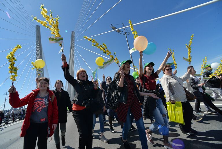 Участники первомайской демонстрации на Золотом мосту во Владивостоке