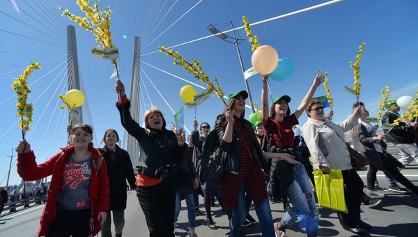 Участники первомайской демонстрации на Золотом мосту во Владивостоке