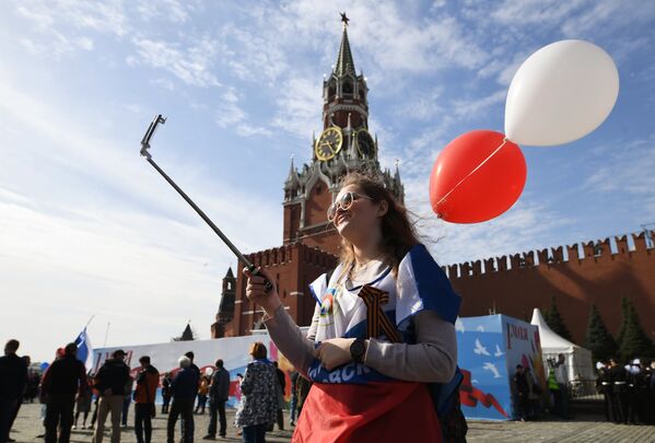 Участница первомайской демонстрации на Красной площади в Москве