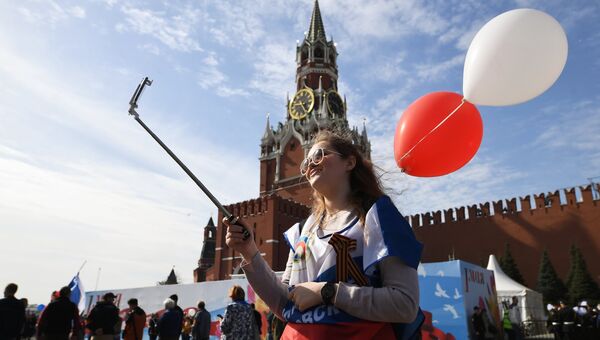 Участница первомайской демонстрации на Красной площади в Москве