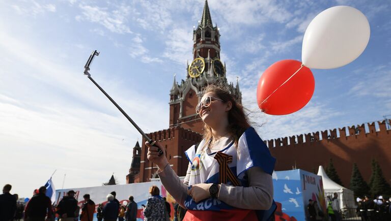 Участница первомайской демонстрации на Красной площади в Москве