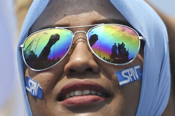 Участница первомайской демонстрации в Джакарте, Индонезия