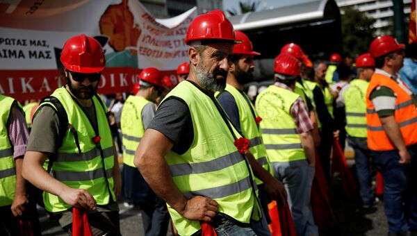Члены коммунистического профсоюз ПАМЕ принимают участие в первомайской демонстрации в Афинах, Греция