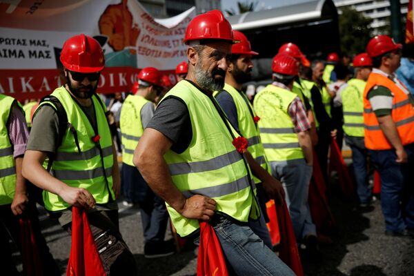 Члены коммунистического профсоюз ПАМЕ принимают участие в первомайской демонстрации в Афинах, Греция