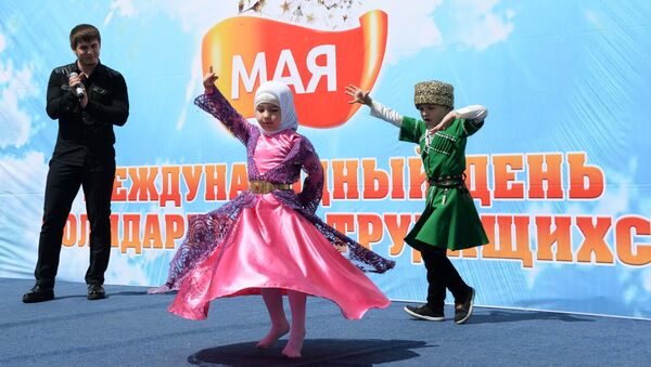 Дети выступают на митинге, посвященном празднованию Международного дня солидарности трудящихся, в Грозном