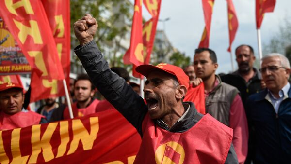 Протестующие во время первомайской демонстрации в Стамбуле, Турция