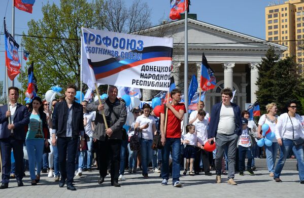 Участники первомайской демонстрации в Донецке