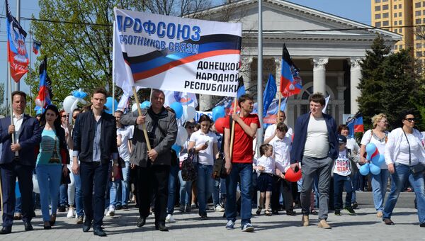 Участники первомайской демонстрации в Донецке
