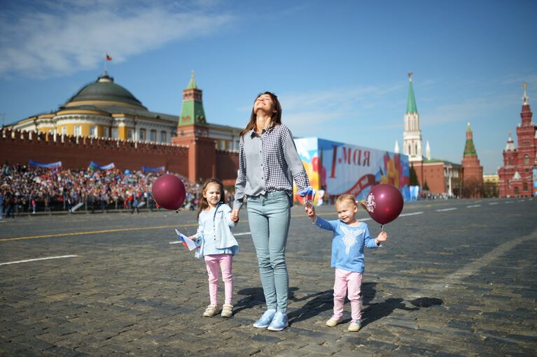 Участники первомайской демонстрации на Красной площади в Москве