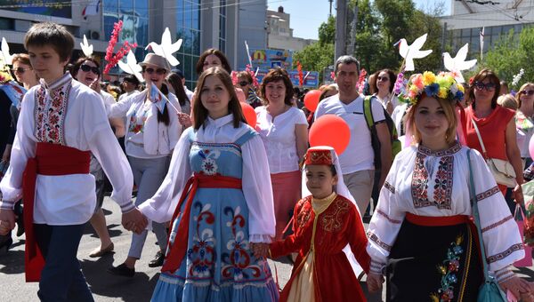 Участники праздничной первомайской демонстрации в Симферополе