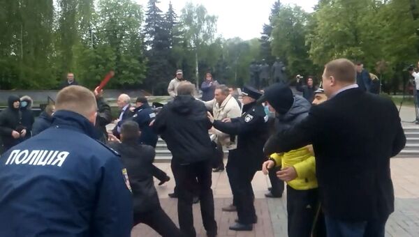Полицейские оттаскивали радикалов от пожилых участников шествия в Виннице