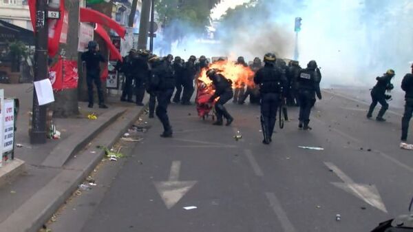 Огонь и дым на улицах Парижа: столкновения протестующих с полицией 1 мая