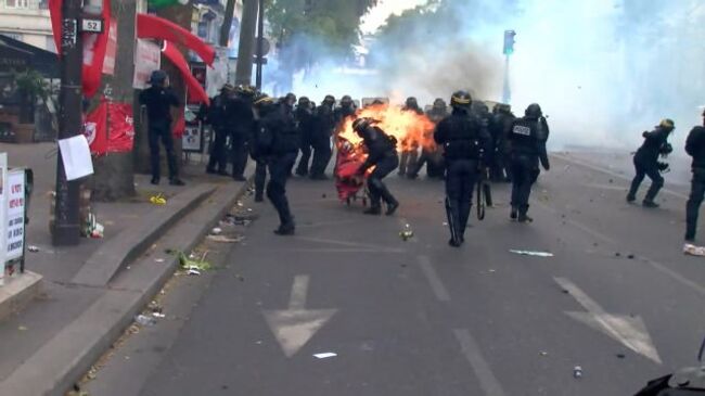 Огонь и дым на улицах Парижа: столкновения протестующих с полицией 1 мая