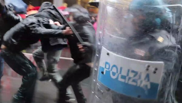 Полиция дубинками усмиряла толпу на первомайской демонстрации в Турине