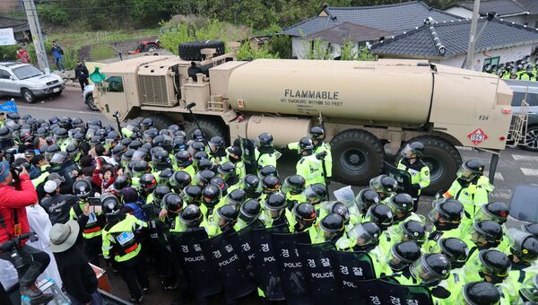 Протестующие и полиция во время доставки оборудования для американской системы противоракетной обороны THAAD в Южной Корее