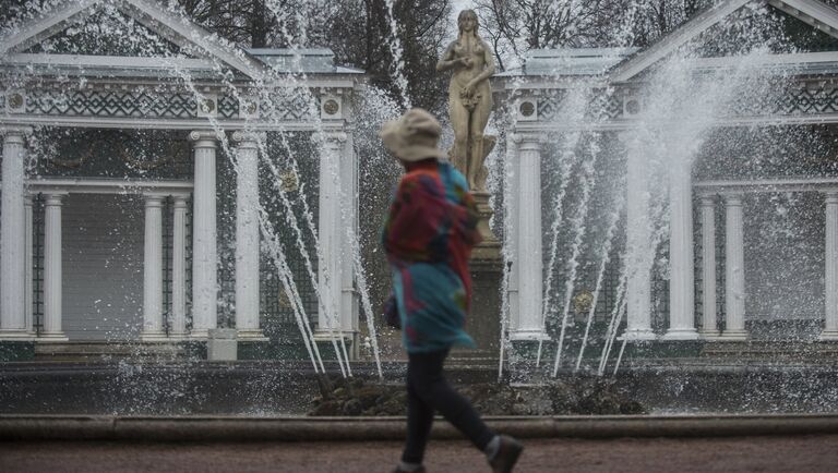 Фонтан Ева во время открытия летнего сезона в Нижнем парке Государственного музея-заповедника Петергоф