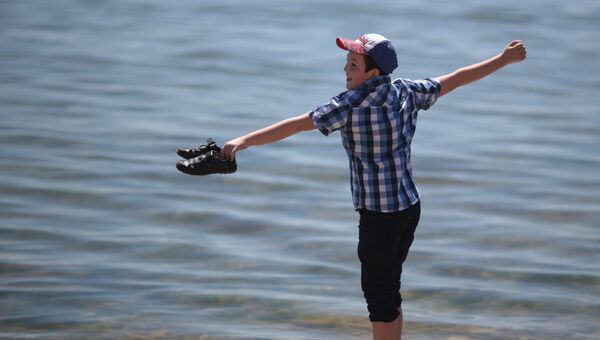 Мальчик на пляже в Евпатории