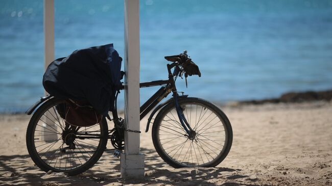 Велосипед на пляже в Евпатории