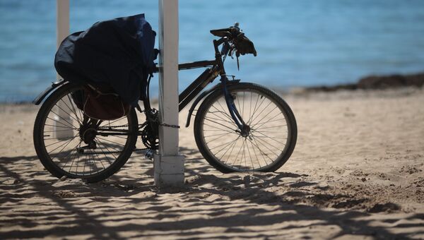 Велосипед на пляже в Евпатории. Архивное фото