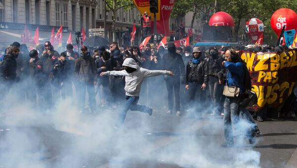 Участники беспорядков во время первомайских демонстраций в Париже