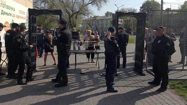 Сотрудники правоохранительных органов Украины у входа на территорию Куликового поля в Одессе. 2 мая 2017