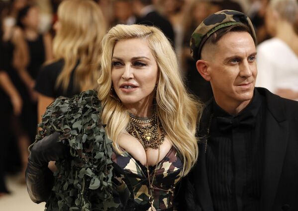 Певица Мадонна и модельер Джереми Скотт на балу американского Института костюма Met Gala. Нью-Йорк, 1 мая 2017